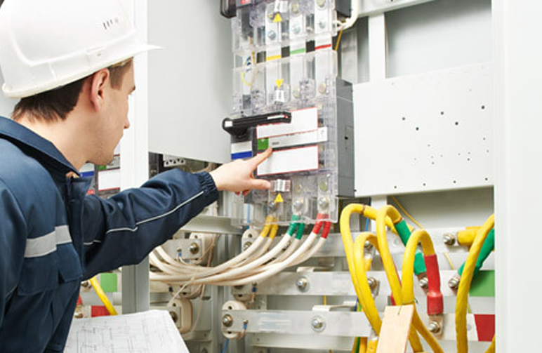 Aydeğer Enerji, parafudr arızalarının değişimi, OG başlık patlamaları ve OG başlık
                                    yapımı, plug in başlık yapımı, trafo arızaları, seksiyoner (ayırıcı) arızalarının
                                    değişimi, kesici arızaları ve AG-OG buşing arızalarının çözümü konusunda
                                    uzmanlaşmıştır.